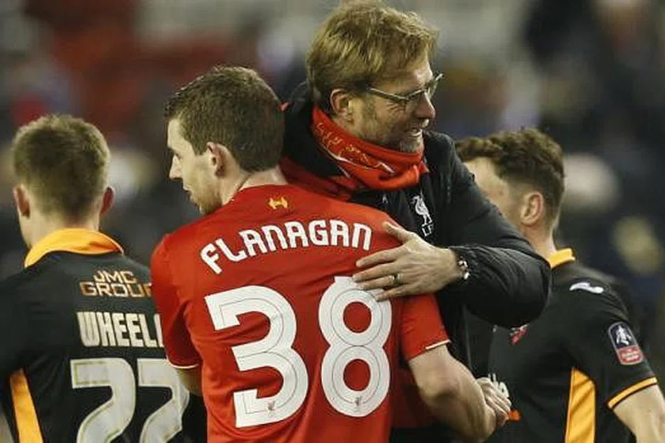 RAI KEMENANGAN: Pengurus Liverpool Jurgen Klopp mengucapkan tahniah kepada pemainnya Jon Flanagan. - Foto REUTERS
