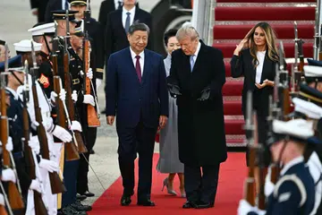 Presiden Amerika Syarikat, Encik Donald Trump, dan Wanita Pertama, Cik Melania Trump, menyambut Presiden China, Encik Xi Jinping, dan isterinya, Cik Peng Liyuan, di Pangkalan Bersama Andrews, Maryland, pada 23 September 2026.