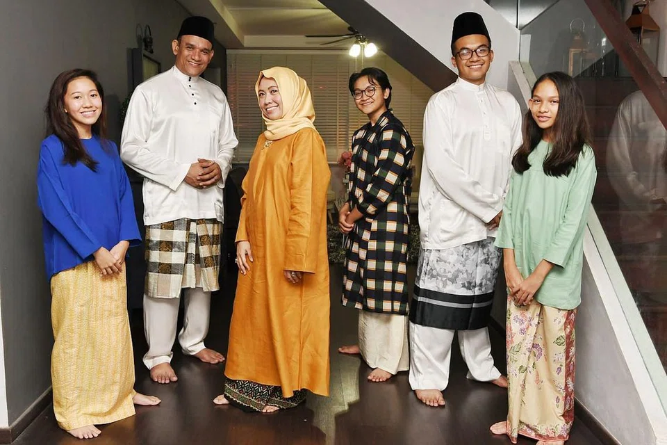 Encik Abdul Malik Hassan (dua dari kiri)