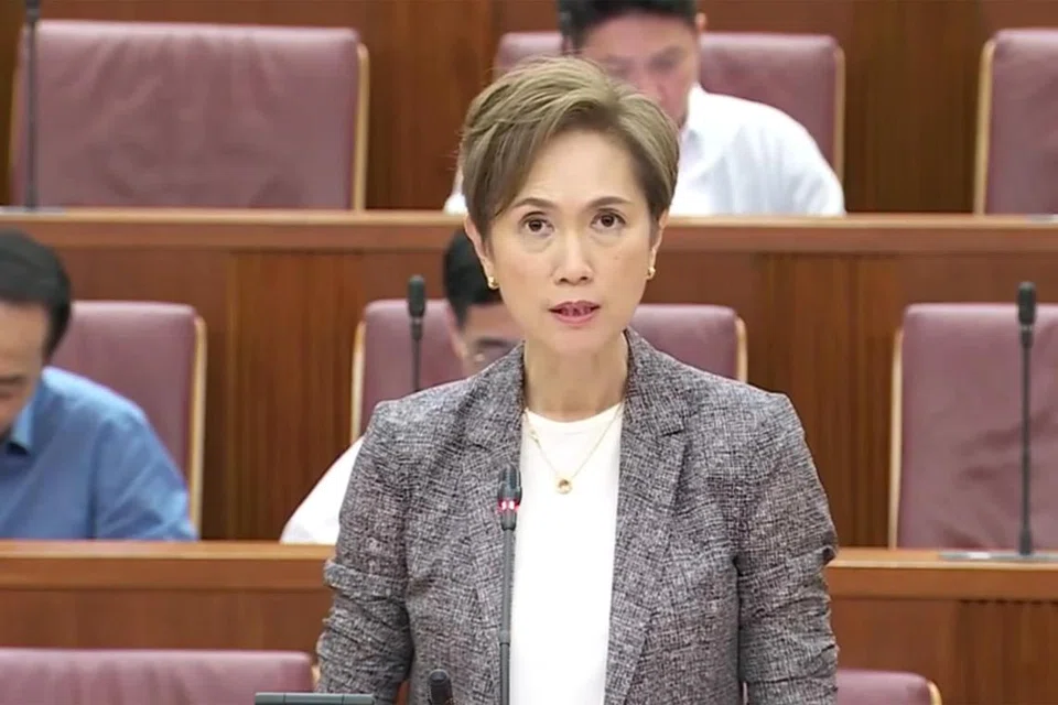 Menteri Perhubungan dan Penerangan, Cik Josephine Teo, berkata penggunaan arahan bagi kesalahan jenayah dalam talian tertentu mengehadkan jangkauan penjenayah, dan menghalang lebih ramai orang daripada terdedah kepada bahaya. 