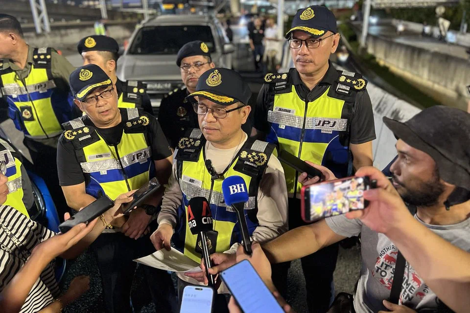 Ketua Pengarah Jabatan Pengangkutan Jalan (JPJ) Malaysia, Datuk Aedy Fadly Ramli (tengah), bercakap dengan media semasa penguatkuasaan Permit Masuk Kenderaan (VEP) pada 1 Julai.