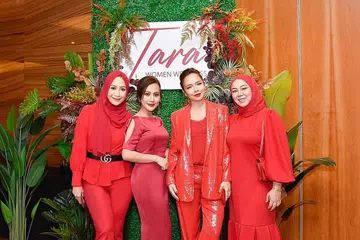 EMPAT RAKAN TARA: Usahawan selebriti Rozza Ramli (kiri), Puteri Zarith, Nora Danish dan Cathy Danish di majlis pelancaran Tara Women Wellness di Hotel Hyatt. - Foto JULY PHOTOGRAPHY