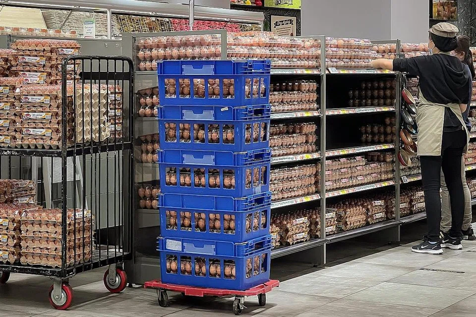 HARGA TELUR NAIK: Harga telur telah meningkat sepanjang dua bulan lalu kerana faktor pasaran dalam sekitaran yang tidak menentu, seperti permintaan dan bekalan, harga makanan ayam, kos logistik, dan kekurangan tenaga pekerja. - Foto BH oleh GAVIN FOO