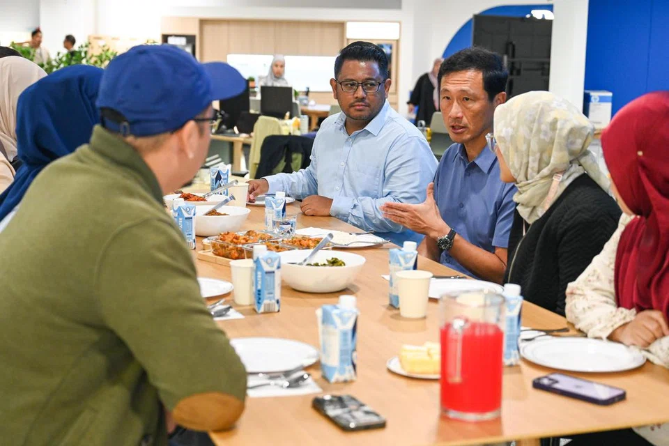 Menteri Kesihatan, Encik Ong Ye Kung (tiga dari kanan) berinteraksi dengan wartawan muda Berita Harian (BH) semasa menjamu makan tengah hari sempena lawatannya ke pejabat BH pada 20 September.