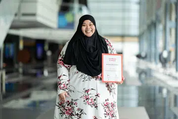 LANJUTKAN PELAJARAN: Cik Nur Sahara Kamsani sedang mengikuti kursus Diploma Terapi Seni Ekspresif di Universiti Sains Kemasyarakatan Singapura.