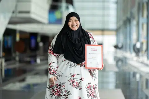LANJUTKAN PELAJARAN: Cik Nur Sahara Kamsani sedang mengikuti kursus Diploma Terapi Seni Ekspresif di Universiti Sains Kemasyarakatan Singapura.