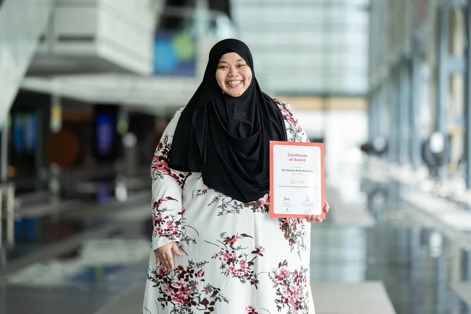 LANJUTKAN PELAJARAN: Cik Nur Sahara Kamsani sedang mengikuti kursus Diploma Terapi Seni Ekspresif di Universiti Sains Kemasyarakatan Singapura.
