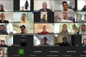 Dr Muhammad Faishal Ibrahim (tengah, baju merah) telah bertanya khabar dan berbincang dengan lebih 40 pemimpin pelajar dari Perhimpunan Kebajikan Mahasiswa Singapura di Mesir (Perkemas) di Mesir dan Persatuan Pelajar Singapura di Jordan (Siraj), pada 21 Jun.