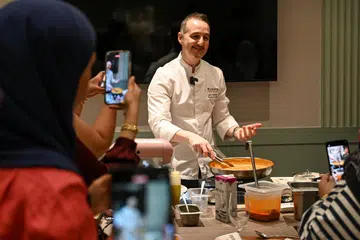Pemilik restoran masakan Italy Kucina, Cef Gero Di Maria Mohammed Omar, menunjuk cara membuat pasta dalam satu bengkel anjuran ‘Kaki Makan’ Berita Harian di restorannya yang terletak di pusat beli-belah Kinex di Tanjong Katong Road pada 28 Januari.
