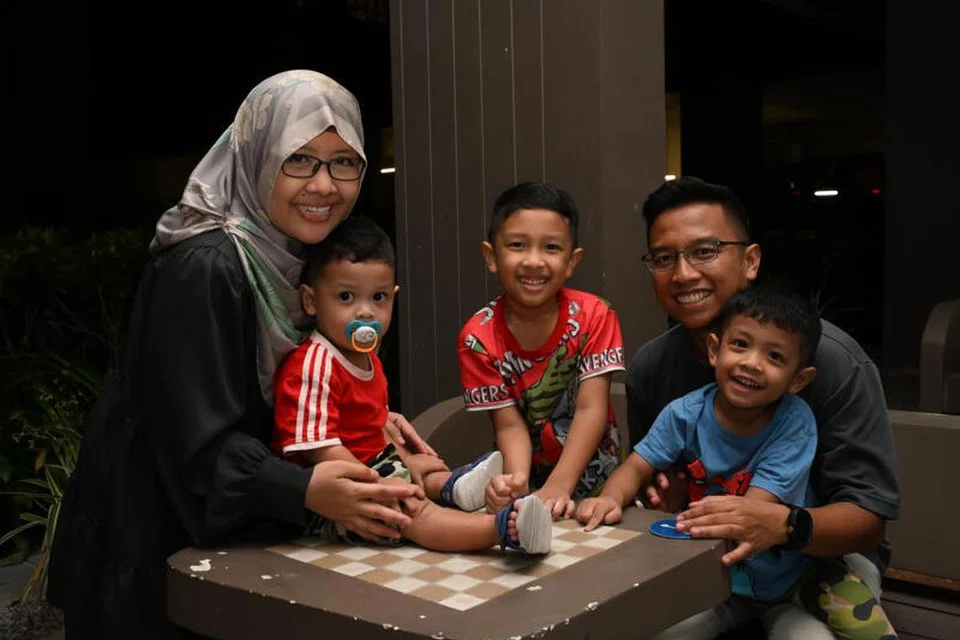 Sokongan bagi keluarga besar yang dibentangkan semasa Belanjawan 2025 disambut baik Cik Haliejah Raship dan suami, Encik Kamarul Arifin Sulong (kanan). Mereka mempunyai tiga anak lelaki (dari kiri) Muhammad Afwa Rizqy, dua tahun, Muhammad Ahnaf Rizqy, tujuh tahun, dan Muhammad Aafiy Rizqy, lima tahun.