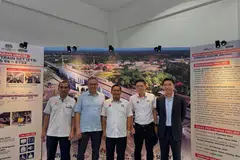 Pengerusi Jawatankuasa Kerja Raya, Pengangkutan, Infrastruktur dan Komunikasi Johor, Encik Mohamad Fazli Mohamad Salleh (tengah) ketika Majlis Peluncuran Khas ETS3 di Kluang, Johor.