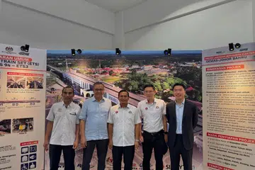 Pengerusi Jawatankuasa Kerja Raya, Pengangkutan, Infrastruktur dan Komunikasi Johor, Encik Mohamad Fazli Mohamad Salleh (tengah) ketika Majlis Peluncuran Khas ETS3 di Kluang, Johor.