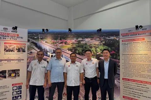 Pengerusi Jawatankuasa Kerja Raya, Pengangkutan, Infrastruktur dan Komunikasi Johor, Encik Mohamad Fazli Mohamad Salleh (tengah) ketika Majlis Peluncuran Khas ETS3 di Kluang, Johor.