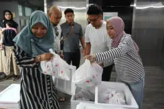 SEDIA BANTU: Pada 16 Julai, sukarelawan Persatuan Ulama dan Guru-Guru Agama Islam Singapura (Pergas) membantu mengagihkan lebih 2,000 kilogram daging korban kepada 1,000 penerima di seluruh Singapura. Seawal 10 pagi, sukarelawan dari beberapa pertubuhan bukan pemerintah turun padang dan berkumpul di Wisma Indah untuk membantu mengagihkannya kepada benefisiari mereka.