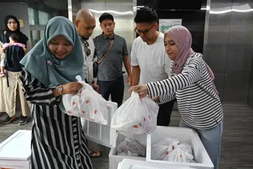 SEDIA BANTU: Pada 16 Julai, sukarelawan Persatuan Ulama dan Guru-Guru Agama Islam Singapura (Pergas) membantu mengagihkan lebih 2,000 kilogram daging korban kepada 1,000 penerima di seluruh Singapura. Seawal 10 pagi, sukarelawan dari beberapa pertubuhan bukan pemerintah turun padang dan berkumpul di Wisma Indah untuk membantu mengagihkannya kepada benefisiari mereka.