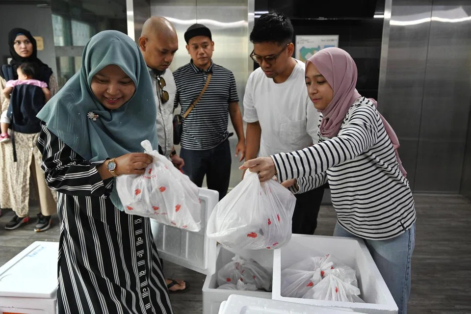 SEDIA BANTU: Pada 16 Julai, sukarelawan Persatuan Ulama dan Guru-Guru Agama Islam Singapura (Pergas) membantu mengagihkan lebih 2,000 kilogram daging korban kepada 1,000 penerima di seluruh Singapura. Seawal 10 pagi, sukarelawan dari beberapa pertubuhan bukan pemerintah turun padang dan berkumpul di Wisma Indah untuk membantu mengagihkannya kepada benefisiari mereka.