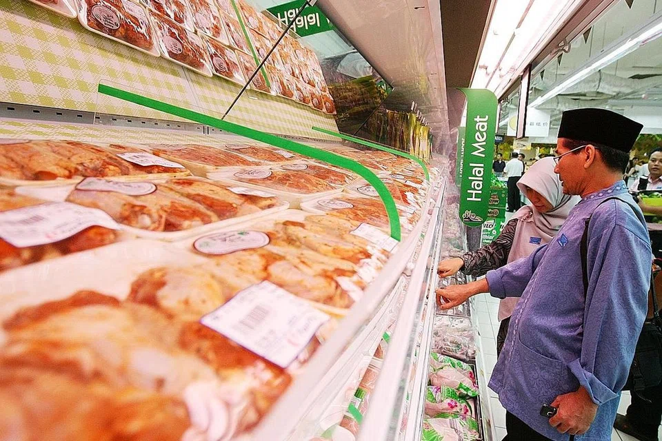 PILIHAN LUAS: Warga Muslim di Singapura mempunyai pelbagai pilihan bagi mendapatkan produk halal, yang ditawarkan di pasar raya serata pulau seperti di NTUC Fairprice. - Foto fail