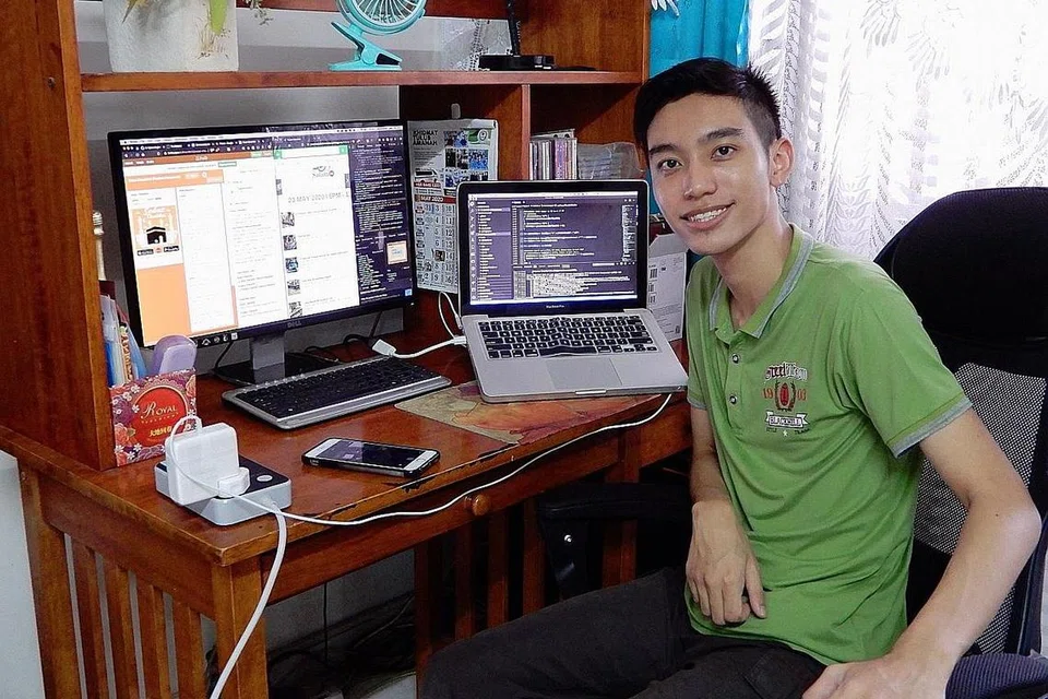 GANJARAN DIDORONG AYAH SEJAK KECIL: Ayah Encik Nur Ramadhan menurunkan ilmu IT kepadanya sejak beliau kecil hingga beliau berjaya melanjutkan pelajaran dalam bidang pengkomputeran di NUS (atas). - Foto ihsan NUR RAMADHAN JUMALI
