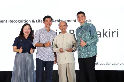 Encik Sairi Bakiri (dua dari kanan), yang menjadi pendidik sejak 1968, menerima Anugerah Pengiktirafan Persaraan dan Anugerah Pencapaian Sepanjang Hayat daripada Persatuan Alumni Quest (QAA) pada Malam Gala, yang turut dihadiri oleh Menteri Negara Kanan (Pejabat Perdana Menteri), Encik Desmond Tan (dua dari kiri). Bersama mereka ialah Presiden QAA, Cik Lorraine Teo (kiri); dan Pengetua Sekolah Menengah Queenstown, Encik Sim How Chong.