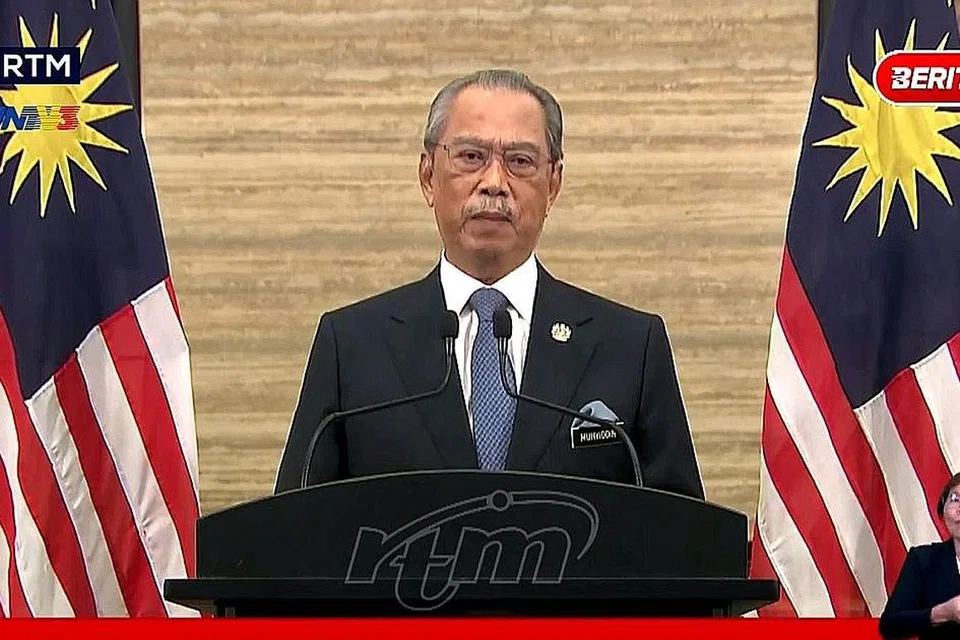 TAN SRI MUHYIDDIN YASSIN: Perdana Menteri Singapura, Encik Lee Hsien Loong, menelefon Tan Sri Muhyiddin untuk bertanya tentang perkembangan terbaru beliau.