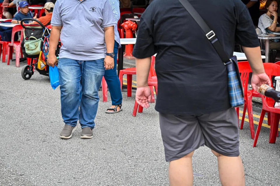 SEMAKIN BERAT: Terdapat pelbagai faktor yang boleh membawa kepada obesiti – seperti genetik, penyakit, kehamilan, tekanan yang menjejas selera makan, tabiat tidur dan tahap kegiatan fizikal, gaya hidup dan pilihan makanan.