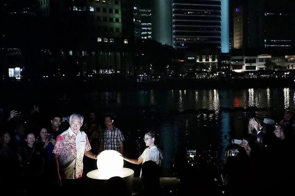 SAMBUTAN SEPANJANG TAHUN: Perdana Menteri Lee Hsien Loong bersama Kayla Choy Xi-en, 11 tahun, pelajar Sekolah Rendah St Anthony's Canossia, melancarkan Bicentennial Singapura di Muzium Tamadun Asia pada Isnin lalu. - Foto BH oleh KELVIN CHNG.