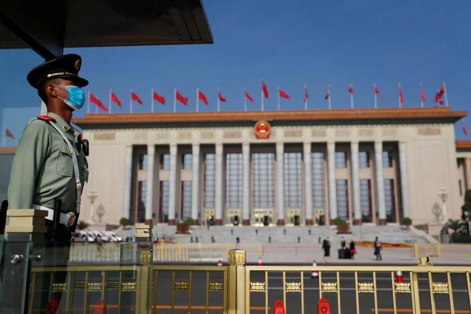 SIAP SEDIA: Seorang anggota polis paratentera berkawal di diluar Dewan Besar Rakyat sebelum sesi pembukaan Kongres Kebangsaan Rakyat China semalam. 