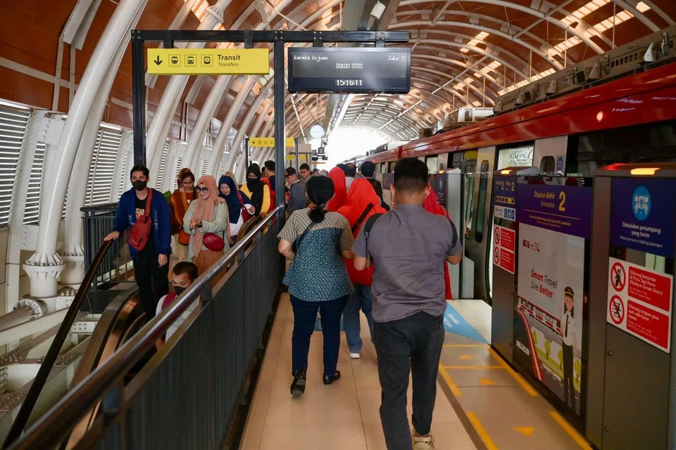MUDAHKAN ORANG RAMAI: Para penumpang berpusu keluar daripada kereta api Transit Aliran Ringan (LRT) di Stesen  Dukuh Atas pada hari pelancarannya di Jakarta pada 28 Ogos lalu.