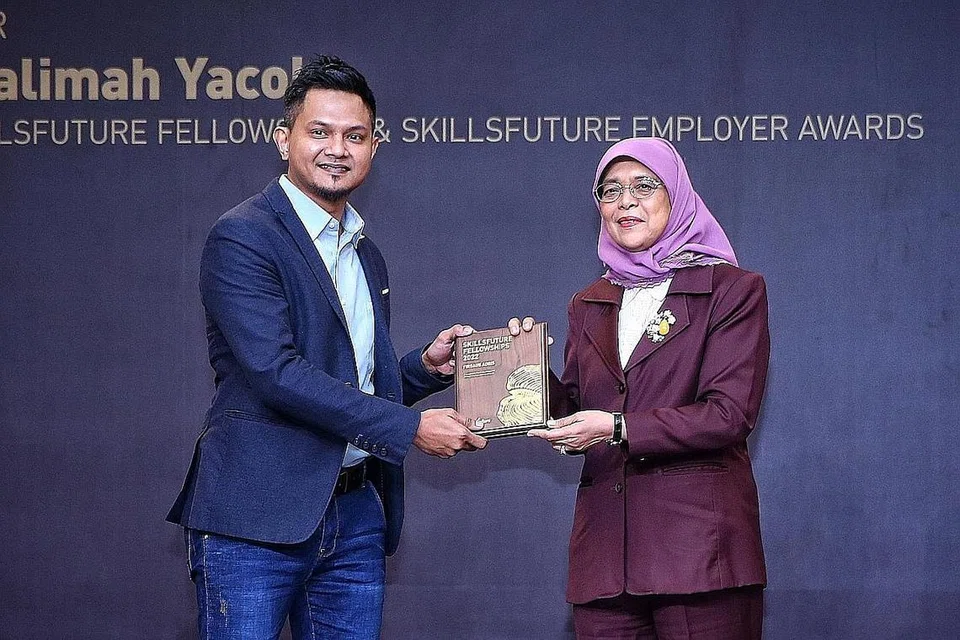PEJUANG PEMBELAJARAN SEPANJANG HAYAT: Encik Firdaus menerima Anugerah Biasiswa SkillsFuture yang disampaikan oleh Presiden Halimah Yacob semalam.