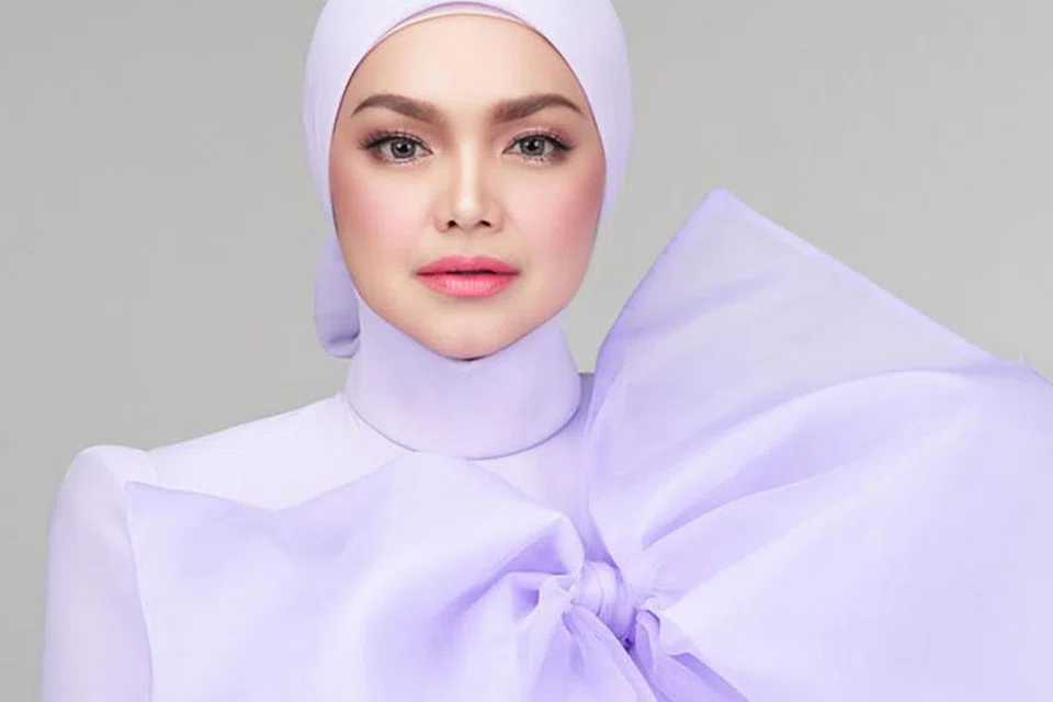 SOKONG TEMAN SEANGKATAN: Datuk Seri Siti Nurhaliza memberi kata-kata dorongan buat rakannya, Liza Hanim, dan menyifatkan komen warganet yang mengecam paras rupa selebriti berkenaan sebagai tidak elok dan menggambarkan keadaannya yang tidak baik hati.