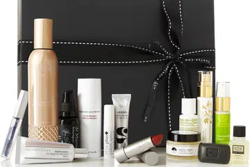 KECIL DAN RINGAN:Gunakan set perawatan kulit wajah versi kembara yang terdapat banyak pilihan, contohnya seperti keluaran Net-A-Porter Holiday ini.