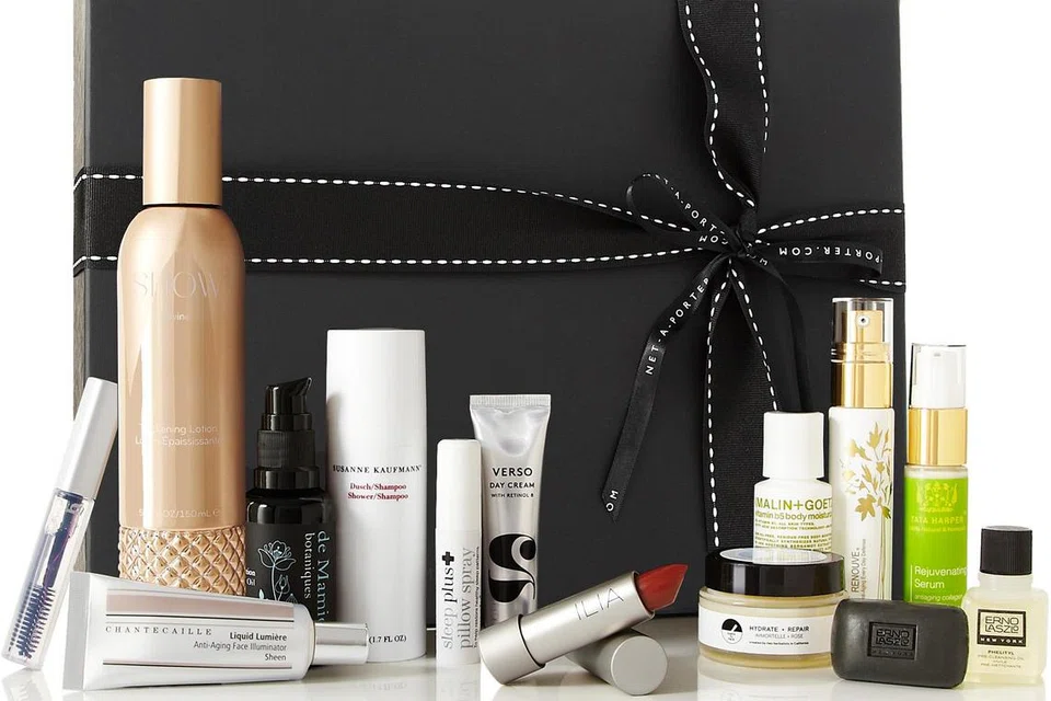 KECIL DAN RINGAN:Gunakan set perawatan kulit wajah versi kembara yang terdapat banyak pilihan, contohnya seperti keluaran Net-A-Porter Holiday ini.