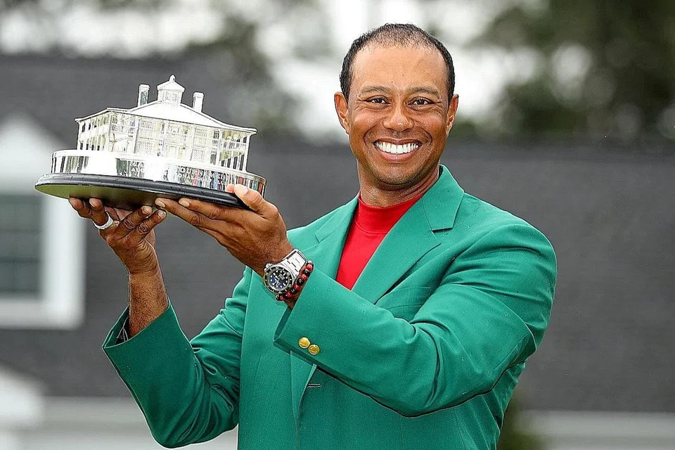 BANGKIT SEMULA: Kemenangan Tiger Woods di Masters Amerika Syarikat pada April lalu menjadi titik kejayaan cemerlang beliau selepas 11 tahun dihimpit detik hitam dalam kerjaya golfnya. - Foto REUTERS