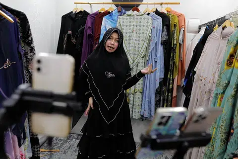 KESAN LARANGAN DIRASAKAN: Cik Bening Widayati, menjual pakaian secara langsung di wadah media sosial di samping menjual di gerainya di Pusat Dagangan Antarabangsa (ITC), sebuah pusat beli-belah di Jakarta, Indonesia. 
