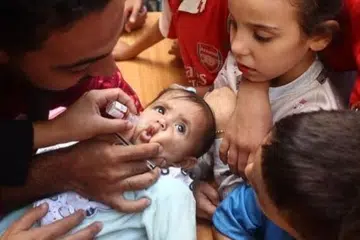 Kanak-kanak menjalani pemeriksaan dan diberikan suntikan vaksin yang bertujuan melindungi mereka  yang terlepas vaksin rutin semasa dua tahun perang Israel dengan Hamas.