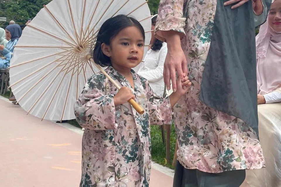 Pakaian sedondon ibu dan anak, yang diperagakan dalam satu pertunjukan fesyen anjuran, The Bubbly Gem (TBG), di acara ‘Raya Kita @ Bay Laurel’ pada 2024.