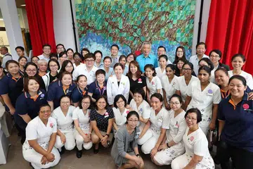 HARGAI SUMBANGAN: Encik Lee Hsien Loong (baju biru muda) bergambar bersama sekumpulan jururawat dan staf penjagaan kesihatan di pembukaan Poliklinik Ang Mo Kio baru-baru ini. - Foto FACEBOOK PM LEE