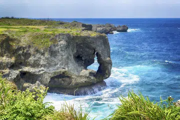 INDAHNYA PEMANDANGAN: Inilah Manzamo Cape di Okinawa, sebuah kawasan yang tidak harus dipandang sepi. - Foto CHAN BROTHERS