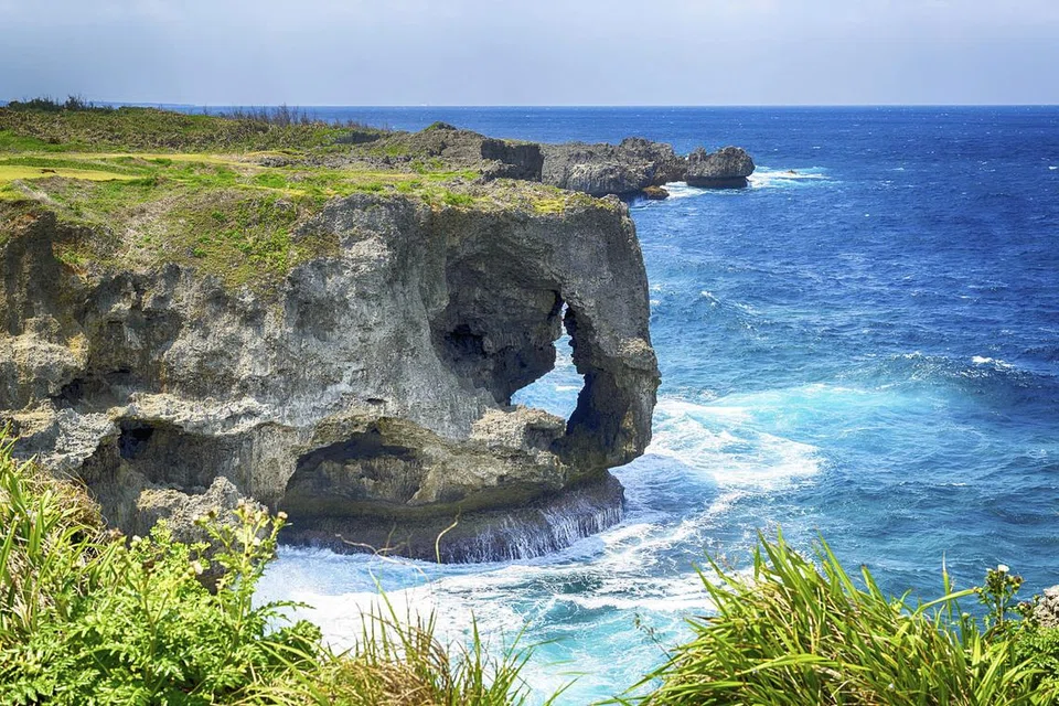 INDAHNYA PEMANDANGAN: Inilah Manzamo Cape di Okinawa, sebuah kawasan yang tidak harus dipandang sepi. - Foto CHAN BROTHERS