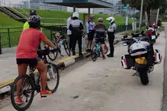 ABAIKAN PERATURAN: Beberapa penunggang basikal ditahan dalam operasi penguatkuasaan Polis Trafik apabila melanggar undang-undang jalanan. - Foto FACEBOOK PENGUASA PENGANGKUTAN DARAT (LTA)