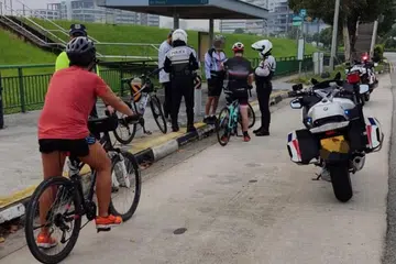 ABAIKAN PERATURAN: Beberapa penunggang basikal ditahan dalam operasi penguatkuasaan Polis Trafik apabila melanggar undang-undang jalanan. - Foto FACEBOOK PENGUASA PENGANGKUTAN DARAT (LTA)