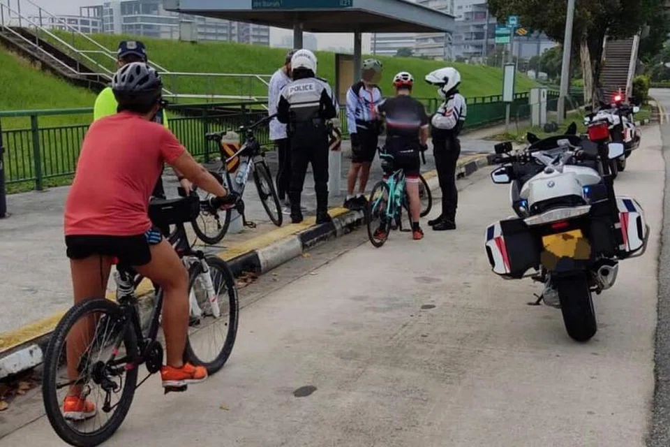 ABAIKAN PERATURAN: Beberapa penunggang basikal ditahan dalam operasi penguatkuasaan Polis Trafik apabila melanggar undang-undang jalanan. - Foto FACEBOOK PENGUASA PENGANGKUTAN DARAT (LTA)