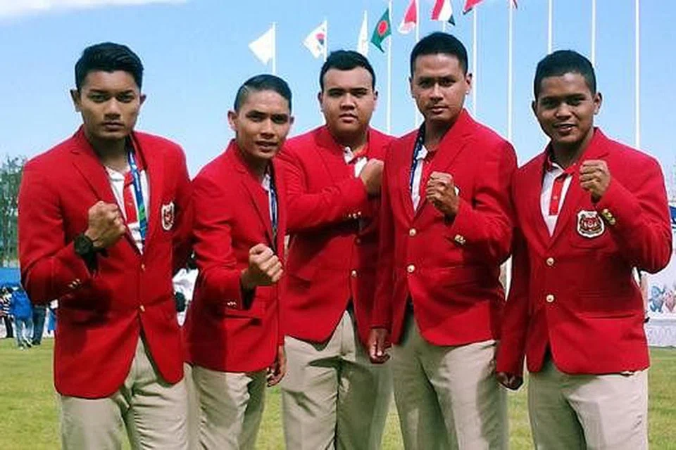 TEKAD KUAT CAPAI MATLAMAT: (Dari kiri) Muhd Maghrib Ibrahim, Muhammad Hafiz Nor Izam, Muhammad Danial Feriza Padzli, Mohamad Farhan Amran dan Eddy Nor Shafiq Sahari sudah bersedia menghadapi saingan dalam Sukan Asia ini. - Foto ISMAIL ALI