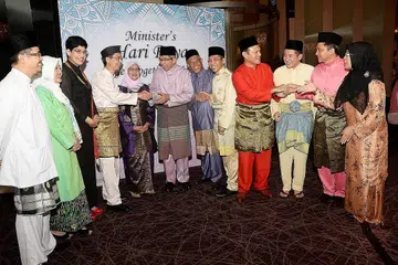 SALING BERSALAMAN DAN BERMAAF-MAAFAN: Anggota Parlimen (AP) Melayu saling bersalaman dan bermaaf-maafan sempena Hari Raya Aidilfitri. Perjumpaan Hari Raya Aidilfitri tahunan itu dianjurkan Anggota Parlimen (AP) Melayu, di Hotel Marina Mandarin malam tadi. - Foto JOHARI RAHMAT