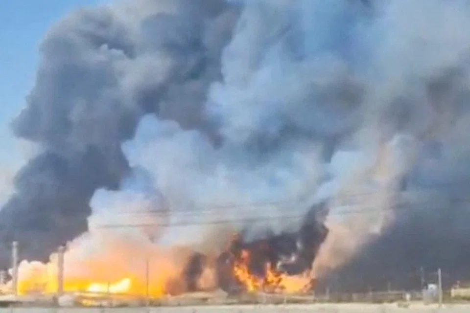 Tangkap layar daripada video yang tular di media sosial menunjukkan asap dan api menyala berhampiran medan gas South Pars selepas serangan, di tengah konflik antara Amerika Syarikat dan Israel dengan Iran, di Wilayah Bushehr, Iran, pada 18 Mac.