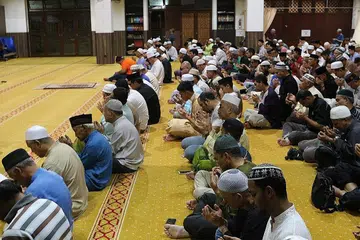 MINTA PERLINDUNGAN: Jemaah Masjid Alkaff Kampung Melayu dalam majlis menyambut awal Muharam dua tahun lalu. - Foto MASJID ALKAFF KAMPUNG MELAYU