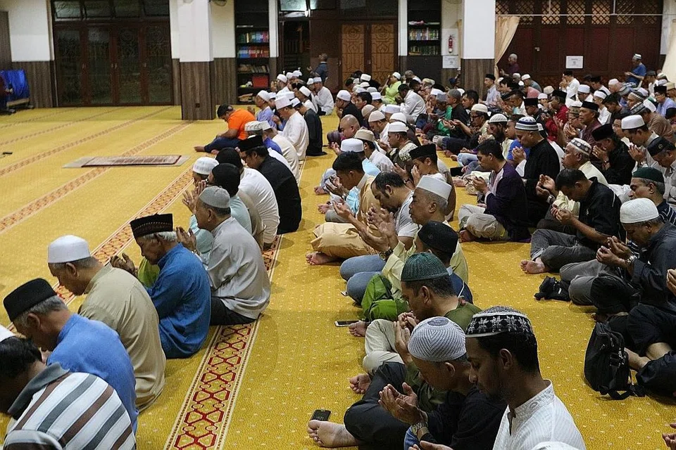 MINTA PERLINDUNGAN: Jemaah Masjid Alkaff Kampung Melayu dalam majlis menyambut awal Muharam dua tahun lalu. - Foto MASJID ALKAFF KAMPUNG MELAYU