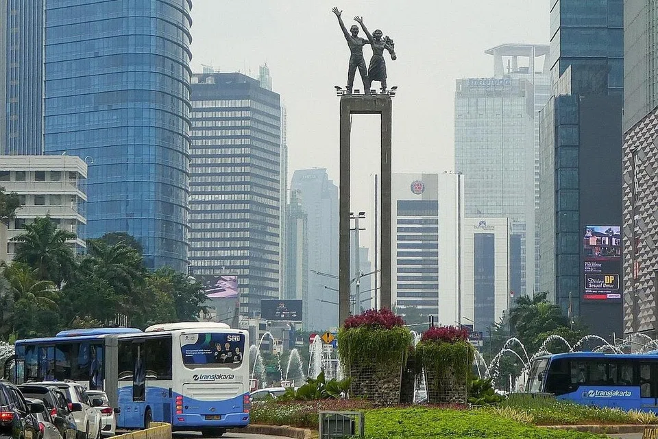 AKRONIM DI NEGARA JIRAN: Kededua Malaysia dan Indonesia turut mempunyai senarai akronim yang panjang. Contohnya syarikat Proton atau Perusahaan Otomobil Nasional Malaysia manakala bandar raya Jakarta di Indonesia (gambar atas) terbahagi kepada beberapa bahagian yang diakronimkan - Jaya (Jakarta Raya), Jaksel (Jakarta Selatan), Jakbar (Jakarta Barat), Jaktim (Jakarta Timur) dan Jakut (Jakarta Utara). - Foto AFP