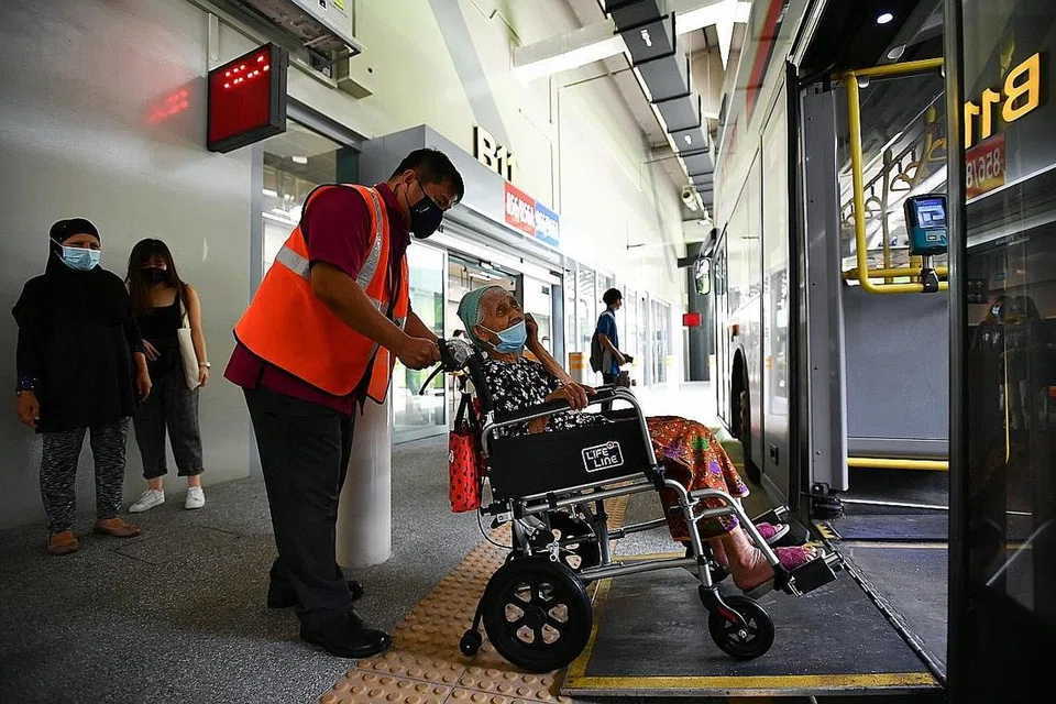MESRA KERUSI RODA: ITH Woodlands menyediakan pelbagai kemudahan inklusif seperti kawasan naik dan turun bebas halangan dan mudah digunakan penumpang berkerusi roda, atau ibu bapa yang menolak kereta sorong. - Foto BH oleh LIM YAOHUI