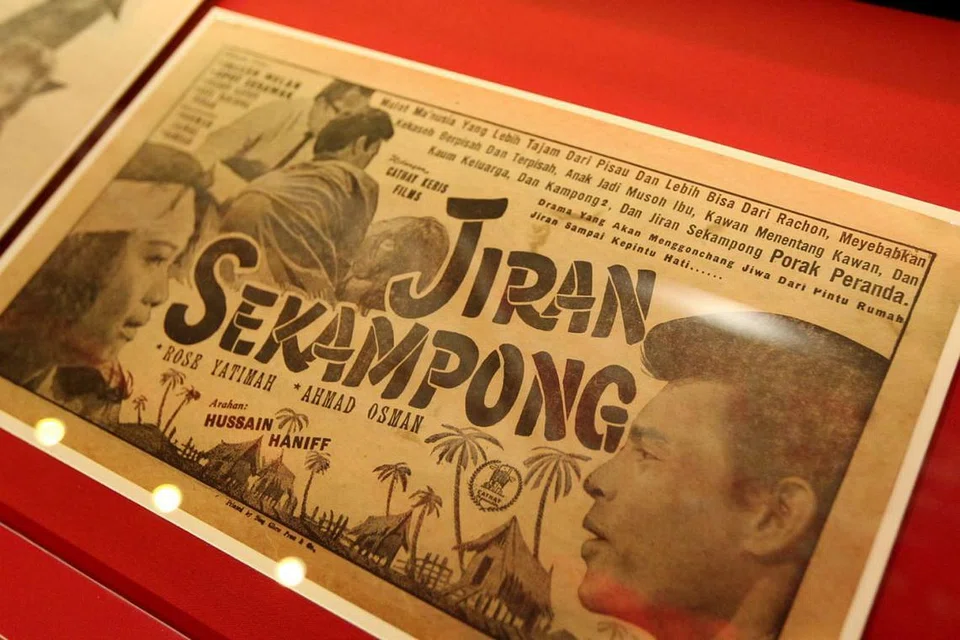 CONTOH LAMA: Inilah antara contoh ejaan lama pada akhbar, iklan serta buku-buku yang diterbitkan dalam tahun 1950-an hingga lewat 1970-an. - Foto fail
